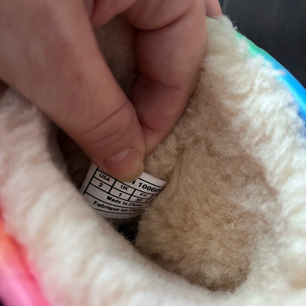 Ugg Size 5 - Picture 6 of 6